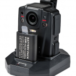 Camera bodycam et batterie sur socle